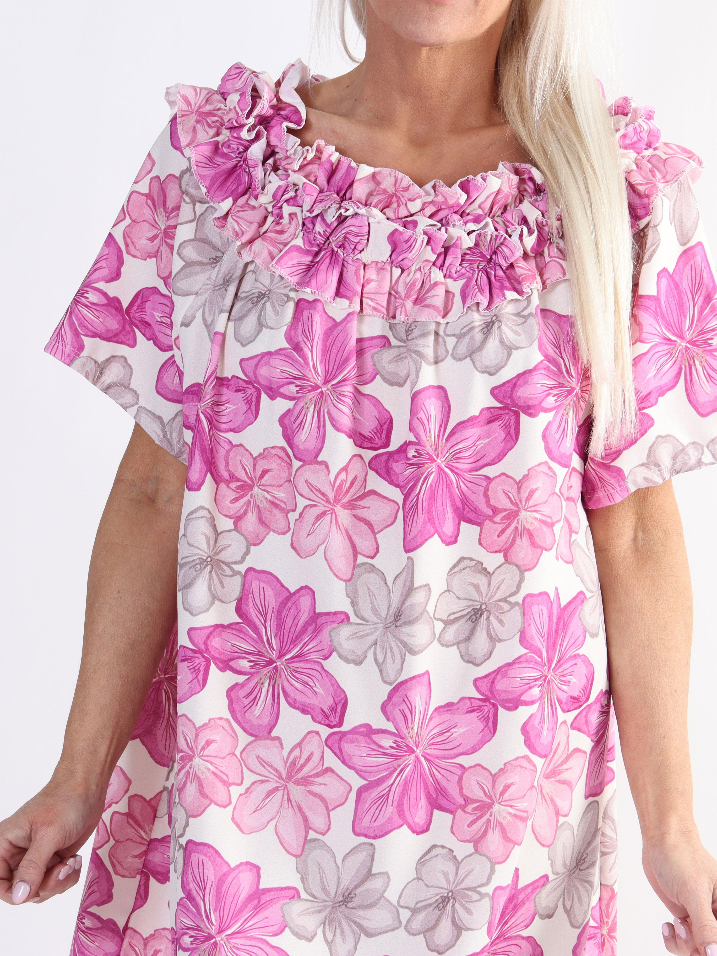 Chili Sleeveless Dress Flower - Blomstret plus size kjole med flæser